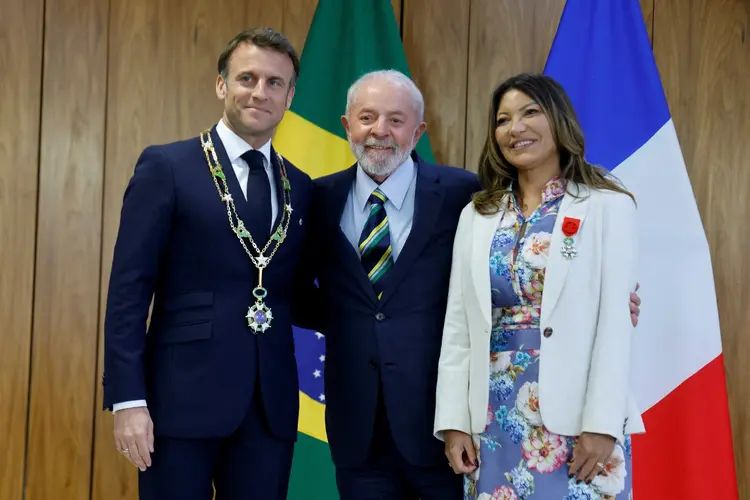 Emmanuel Macron, presidente da França, ao lado do presidente Lula e a primeira-dama Janja em visita ao Brasil (Ludovic Marin/Getty Images)