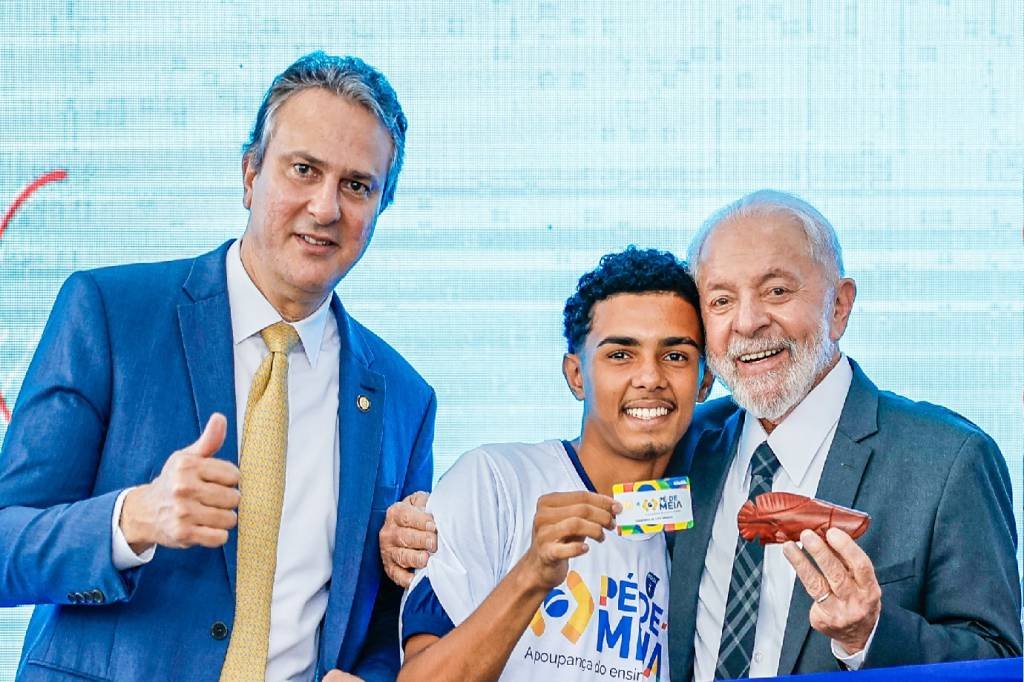 Lula entrega cartões de 1ª parcela do Pé-de-Meia e defende investimentos na educação