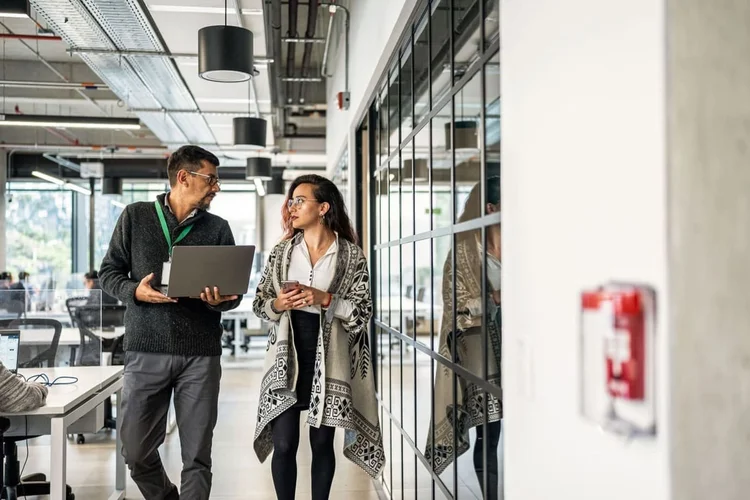 Pessoas como centro das decisões:  algoritmos nunca serão capazes de superar capacidades de criatividade, empatia e análise inerente aos seres humanos. (Microsoft/Divulgação)