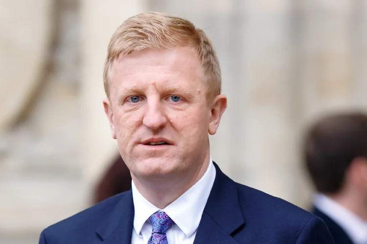 Oliver Dowden faz declaração sobre ataques cibernéticos chineses na Câmara dos Deputados, em Londres (Max Mumby/Indigo/Getty Images)