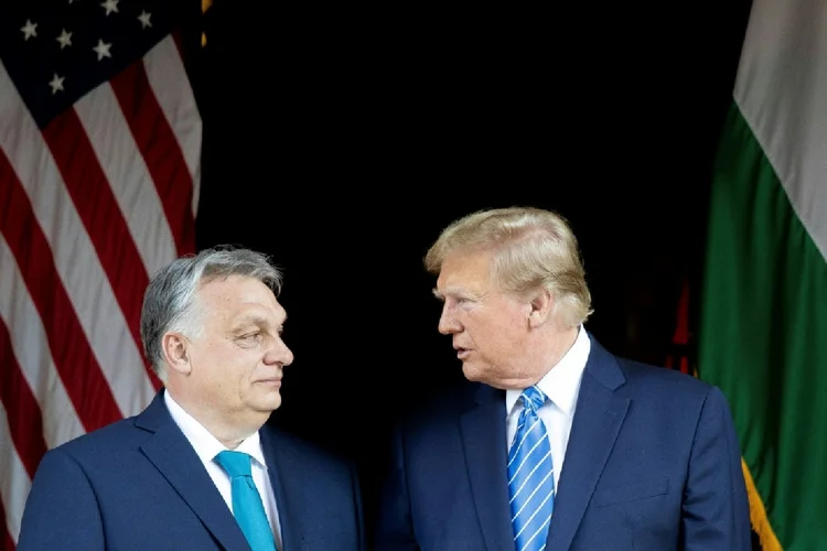 Premiê húngaro mostra Viktor Orban e o ex-presidente americano Donald Trump, durante encontro em Mar-a-Lago, Flórida, em 8 de março de 2024 (AFP Photo)