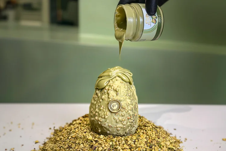 Flakes: ovo pistacchio possui dois tamanhos com 7,4 quilos (R$ 2.799) e uma versão mais comum, com com 800 gramas (R$ 399). (Flakes /Divulgação)