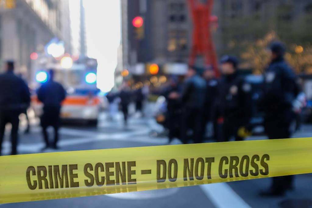 Polícia localiza e prende suspeito de matar três pessoas em ataque armado nos EUA