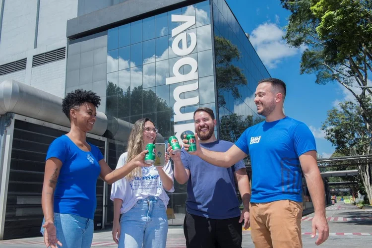 A Ambev conta com mais de 700 estagiários espalhados por todas as partes do Brasil (Ambev/Divulgação)