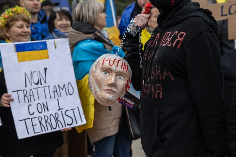 Diáspora russa em Berlim protesta em último dia das eleições, que reelegeram Vladimir Putin (Emanuele Cremaschi/Getty Images)