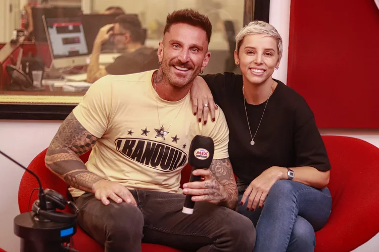 Guilherme Pallesi (Guipa) e Gisele Souza, apresentadores do especial (Rádio Mix/Divulgação)