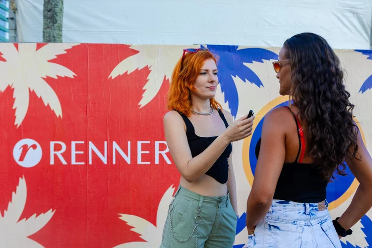 Ana Terra fazendo perguntas durante o evento Verão Mais Elas, na praia de Ipanema (Renner/Divulgação)