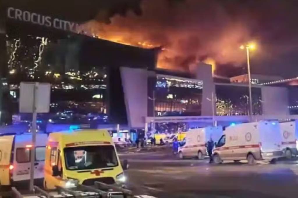 Ataque a tiros mata 40 em casa de shows em Moscou