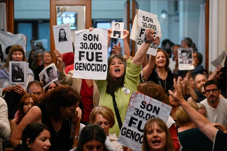 Parentes de desaparecidos e sobreviventes da ditadura argentina celebram condenação de agentes da repressão em tribunal de La Plata (Luis Robayo/AFP Photo)