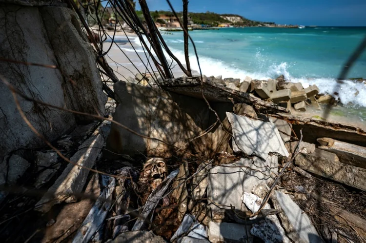Ameaça: túmulos foram abertos devido ao aumento do nível do mar no cemitério Tierra Bomba (AFP/AFP Photo)