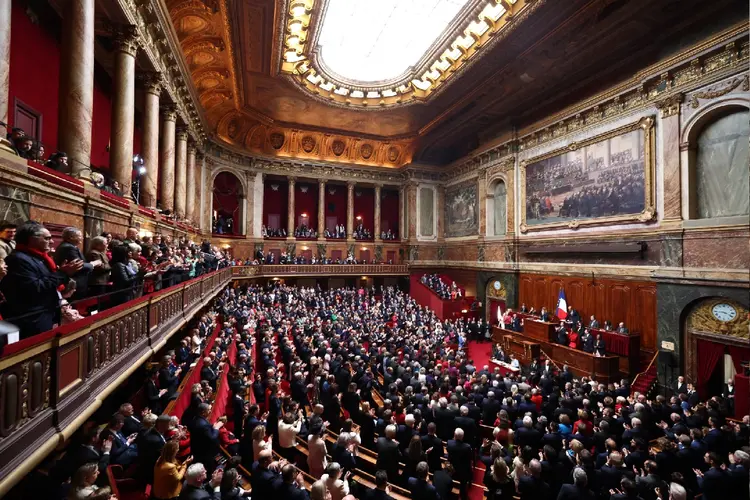 Deputados e senadores aplaudem durante o congresso das duas casas do parlamento em Versalhes (Emmanuel Dunand/AFP/Getty Images)