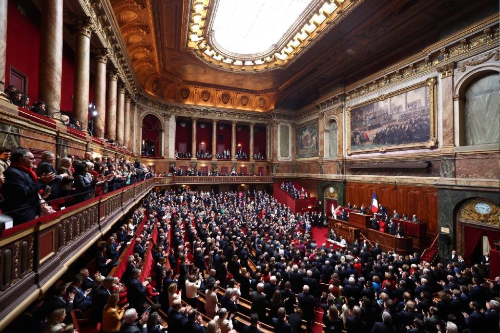 Em decisão histórica, França se tornará primeiro país a proteger o direito ao aborto na Constituição