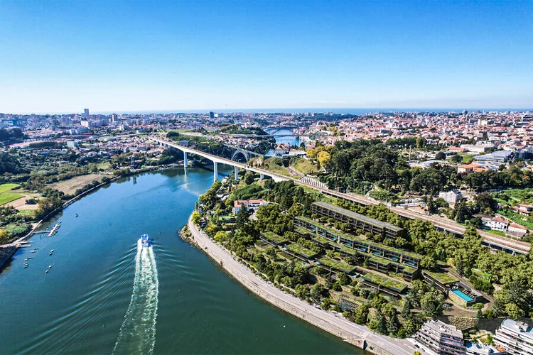 Projeção de como será o empreendimento Aurios (à direita da imagem), às margens do rio Douro, na cidade do Porto, Portugal (Mota-Engil/Divulgação)