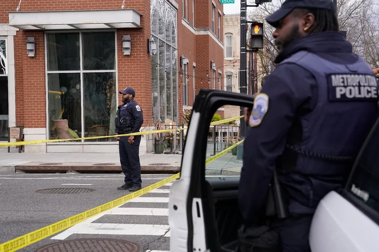 Policiais cercam área onde o ataque a tiros ocorreu, no bairro de Shaw (Nathan Howard/Getty Images)