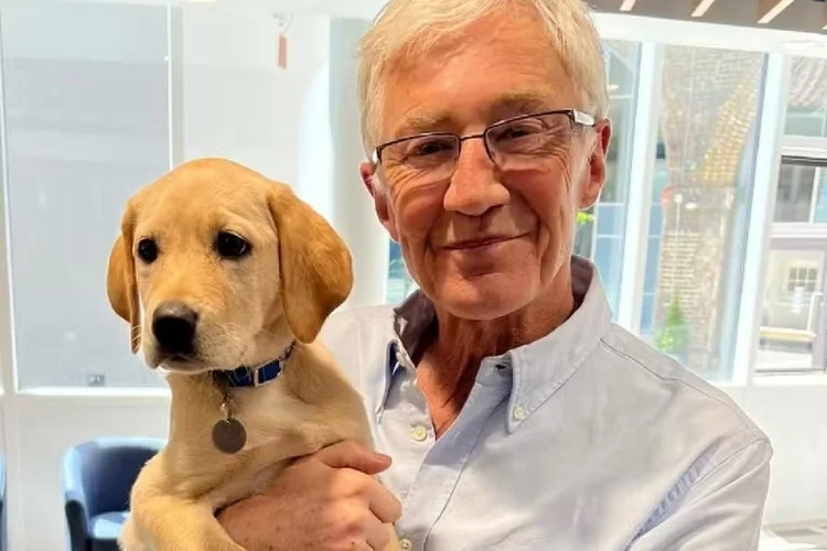 O apresentador britânico Paul O'Grady e um dos cachorros de estimação (Redes Sociais/Reprodução)