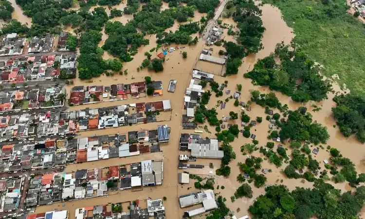 As enchentes podem trazer diversos riscos sanitários (Pedro Devani/ Secom/Reprodução)