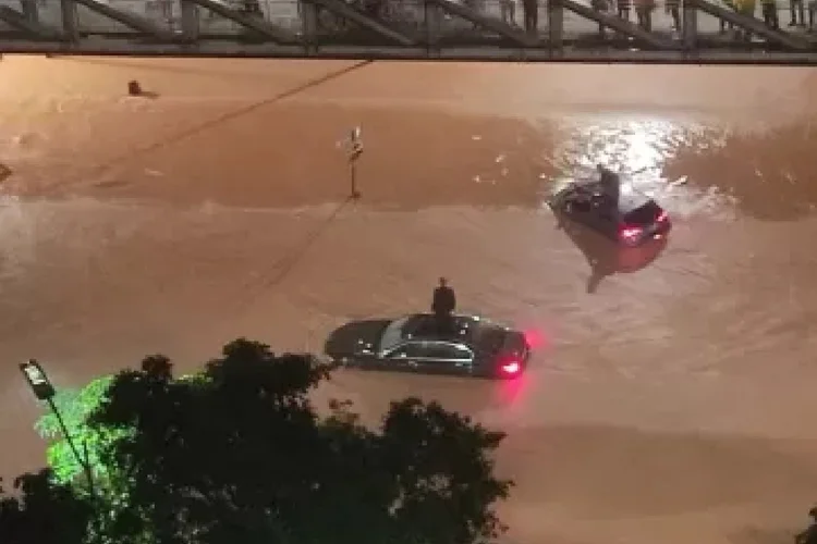 Chuva em SP: forte temporal causou alagamentos no Centro e em outras regiões da cidade (Twitter/Reprodução)