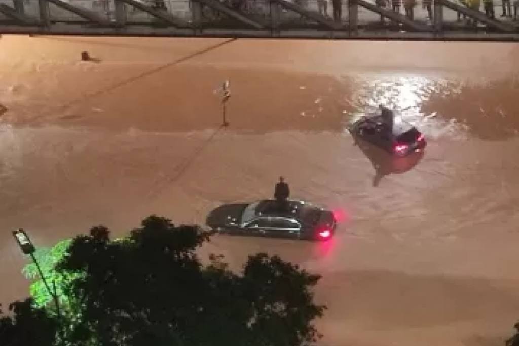 Chuvas em SP deixam motoristas ilhados no Vale do Anhangabaú e estação da luz sem energia