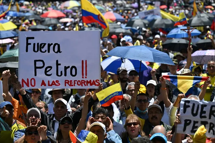 Manifestantes marcham em Bogotá contra o presidente Gustavo Petro, em 6 de março de 2024 (AFP Photo)