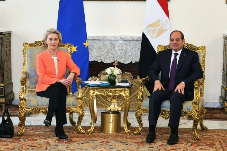 O presidente egípcio, Abdel Fatah al Sisi, encontra-se com a presidente da Comissão Europeia, Ursula von der Leyen, no Cairo (Sarah BENHAIDA /AFP Photo)