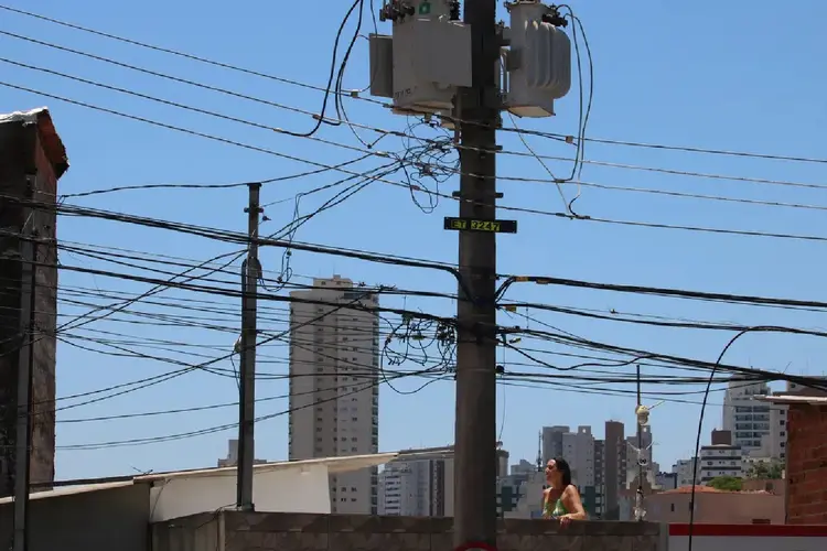 Eletricidade: em diversas cidades, os consumidores sofreram com a queda de energia (Rovena Rosa/Agência Brasil)