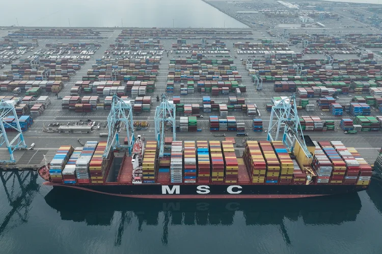 Exportações dos EUA: vista aérea do Porto de Los Angeles, na Califórnia (Qian Weizhong/VCG /Getty Images)