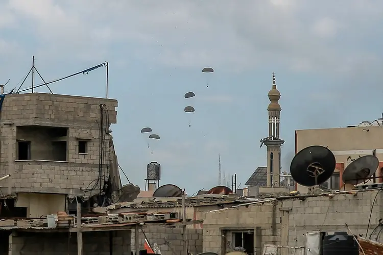 Carregamentos de ajuda humanitária enviados por lançamento aéreo, na Faixa de Gaza (AFP/Getty Images)