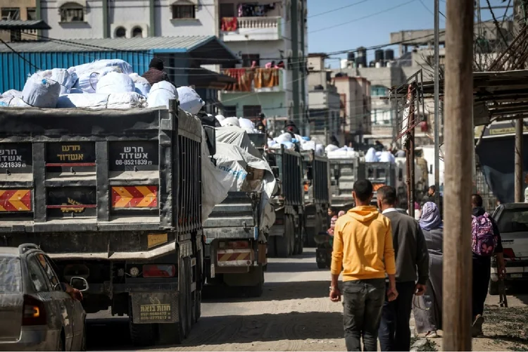 A maior parte da ajuda humanitária destinada à Faixa de Gaza chega pelo Egito e passa por uma revista meticulosa de autoridades israelenses antes de ingressar no território palestino (Chloe ROUVEYROLLES-BAZIRE/AFP Photo)