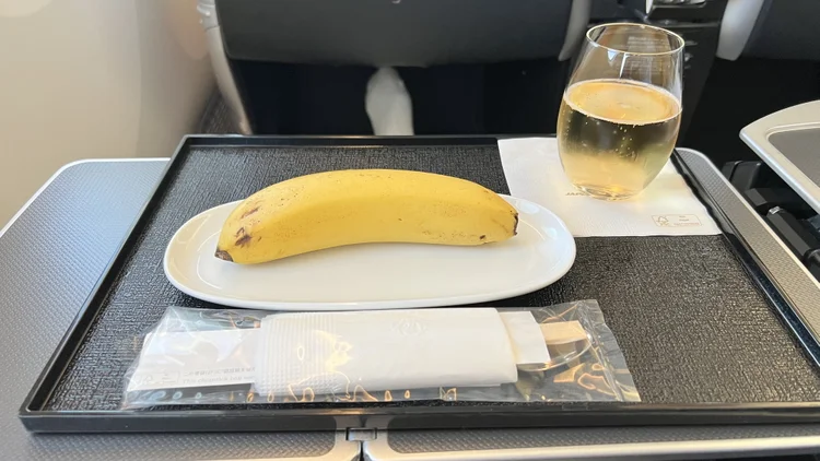 Passageiro recebeu uma banana como lanche. (FlyerTalk/Reprodução)