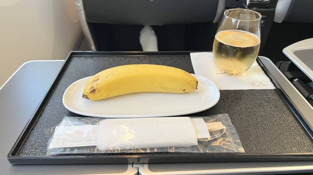 Passageiro de executiva pede café da manhã vegano e recebe uma única banana