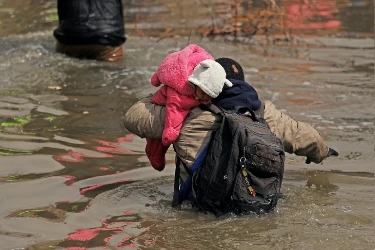 Migrantes atravessam o Rio Grande em Ciudad Juarez, no México, em 29 de fevereiro de 2024 (AFP Photo)