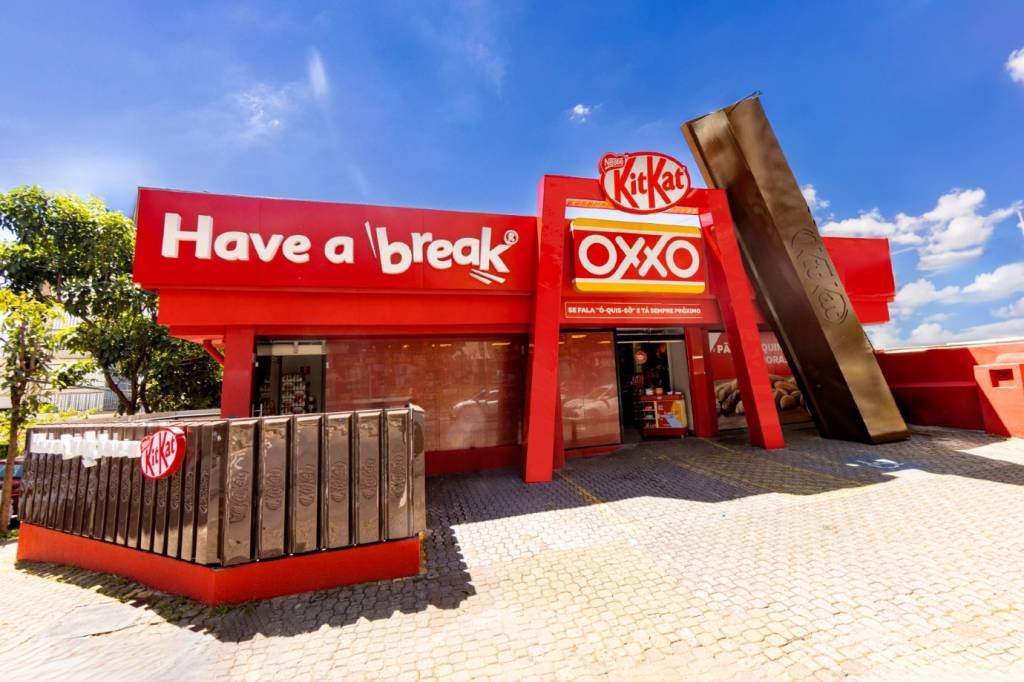 Oxxo transforma loja em 'KitKat gigante' e distribui chocolate na Páscoa