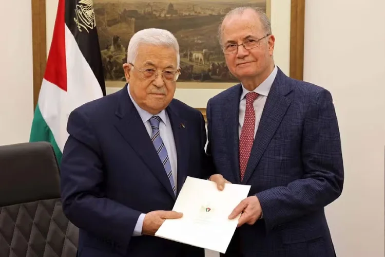 Mohammad Mustafá (à direita), no premier da Autoridade Nacional Palestina, ao lado de Mahmud Abbas, presidente da ANP (AFP Photo)