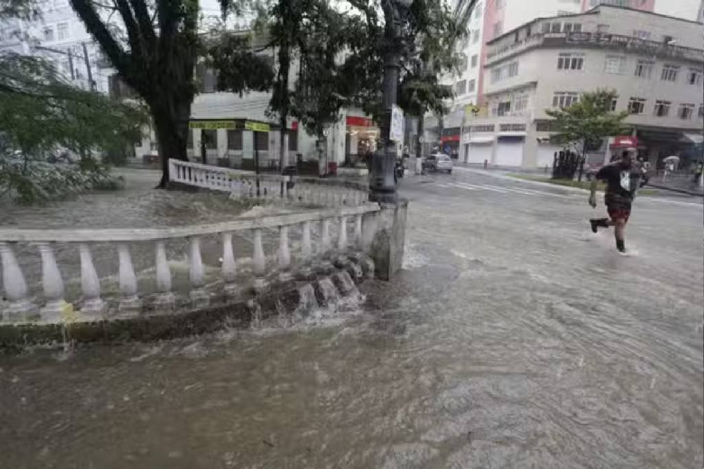 Ruas alagam em Petrópolis e clima é de tensão; comércio fecha mais cedo por causa da chuva