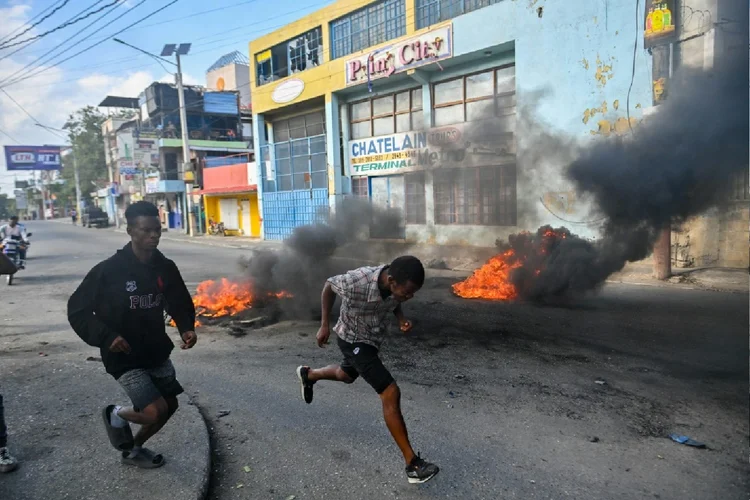 Gangues controlam grande parte do Haiti, onde Ariel Henry renunciou ao cargo de primeiro-ministro (AFP Photo)