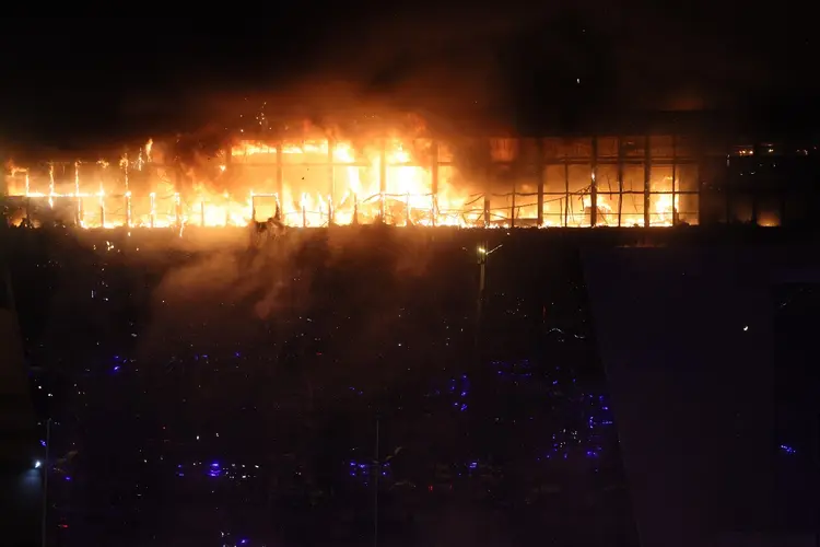 Crocus City Hall em chamas após um ataque a tiros, 22 de março de 2024 em Krasnogorsk, um subúrbio de Moscou  (AFP Photo)