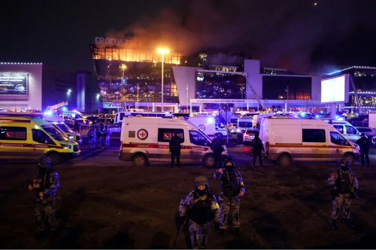 Crocus City Hall em chamas após um ataque a tiros, 22 de março de 2024 em Krasnogorsk, um subúrbio de Moscou (AFP Photo)