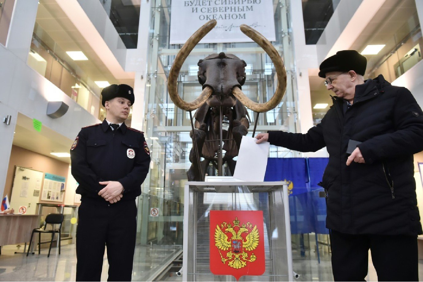 Rússia celebra eleições para consolidar o poder de Putin, com Ucrânia como pano de fundo