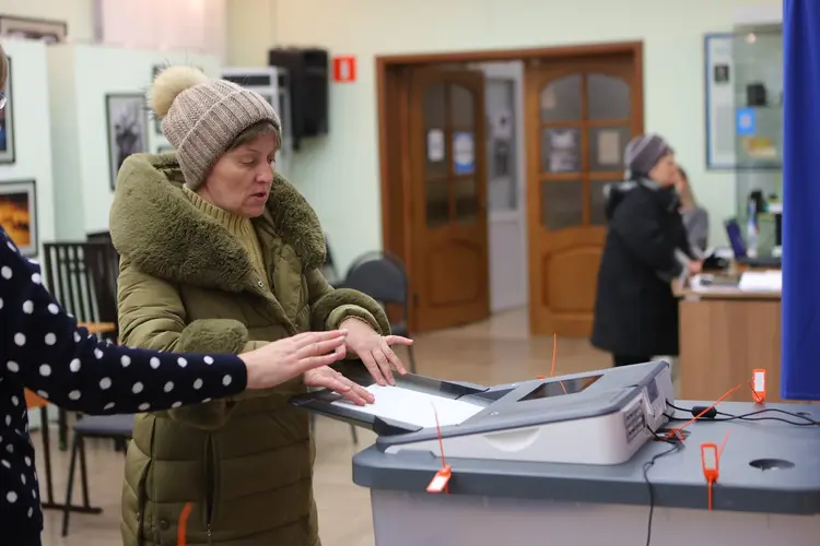 Eleições na Rússia: As pessoas votaram na seção eleitoral durante as eleições presidenciais da Rússia em meio à guerra Rússia-Ucrânia em Belgorod, Rússia (Emil Leegunov/Anadolu/Getty Images)