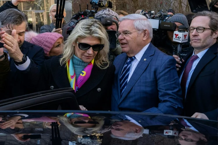 O senador democrata de Nova Jersey, Robert Menéndez, acompanhado de sua esposa Nadine Menéndez, deixa o Tribunal Federal do Sul, em Manhattan (AFP Photo)