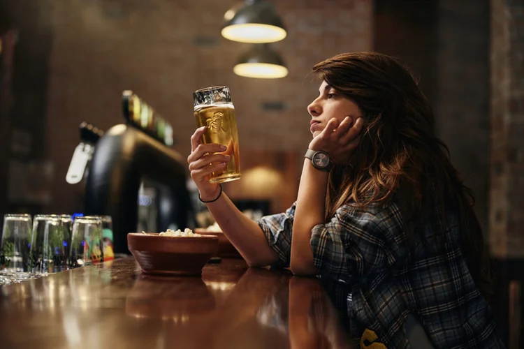 Leis para garantir a proteção de mulheres em bares e restaurantes ainda não atuam no âmbito federal (skynesher/Getty Images)