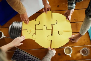 Imagem referente à matéria: Como fazer um "brainwriting" para gerar ideias em equipe de forma mais inclusiva?