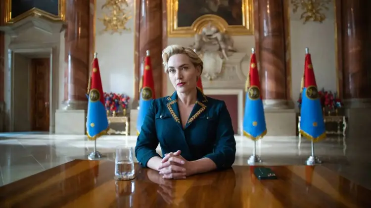Winslet encara o papel de Elena Vernham, chanceler de um país fictício da Europa ('O Regime'/ HBO/ Max/Divulgação)