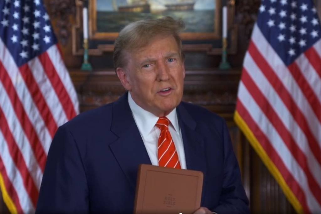 Trump vende bíblia patriótica por R$ 299: 'faça a América rezar de novo'