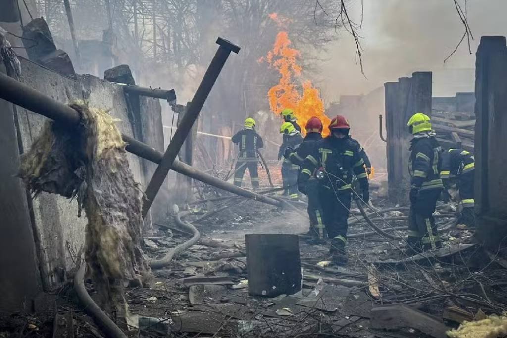 Após ataques contra refinarias na Rússia, 20 pessoas morrem em bombardeios russos em Odessa
