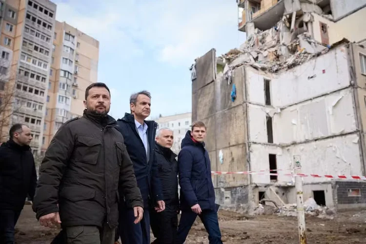 Presidente da Ucrânia, Volodymyr Zelensky e premier da Grécia, Kyriakos Mitsotakis caminham por área residencial destruída de Odessa (Serviço de Imprensa da Presidência da Ucrânia/Divulgação)