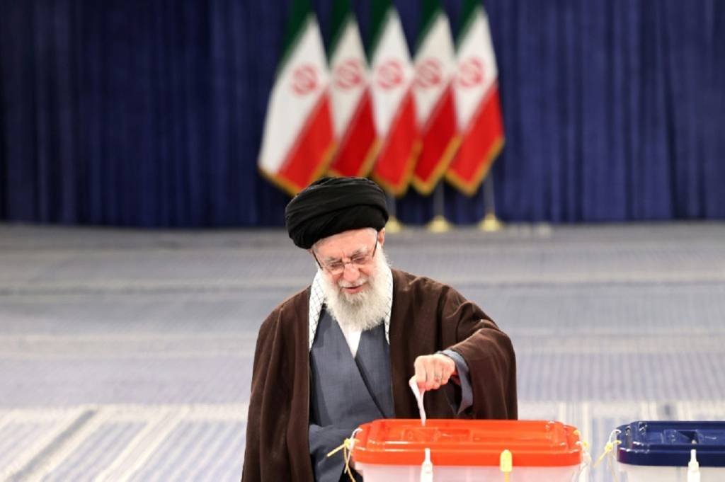 Iranianos votam em legislativas com os conservadores como favoritos