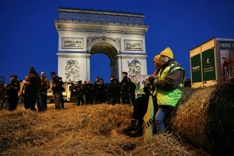 Às 6h, oito tratores já cercavam o Arco do Triunfo, indicou a delegacia de polícia (AFP/AFP Photo)