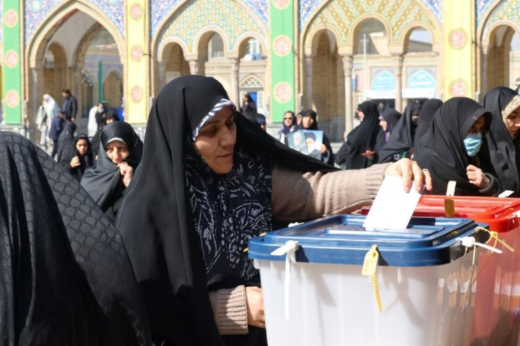 Conservadores reforçam controle do Parlamento iraniano nas eleições, com abstenção recorde