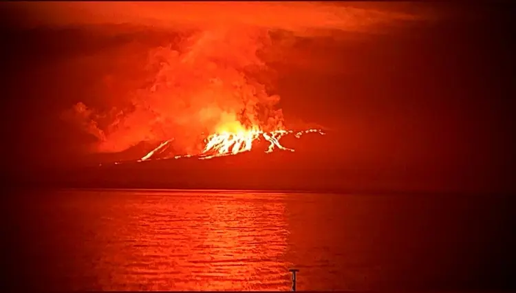 Foto mostra a erupção do vulcão La Cumbre, na Ilha Fernandina, Arquipélago de Galápagos, Equador. (AFP/AFP)